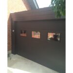 Garageport RV i sort med vinduer